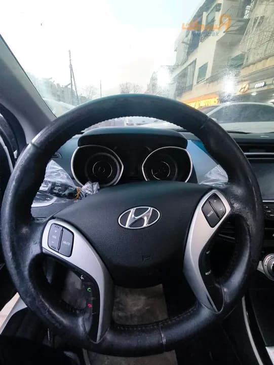 Hyundai Elantra - 1