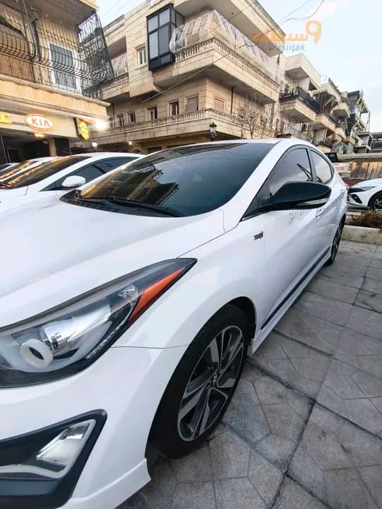 Hyundai Elantra - 4